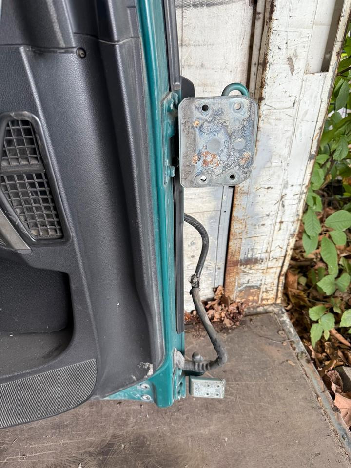 MAN TGX Fahrertür Grün mit Spiegel Innenverkleidung LN 83 - باب و قطع الغيار - شاحنة: صورة 3 MAN TGX Fahrertür Grün mit Spiegel Innenverkleidung LN 83 - باب و قطع الغيار - شاحنة: صورة 3