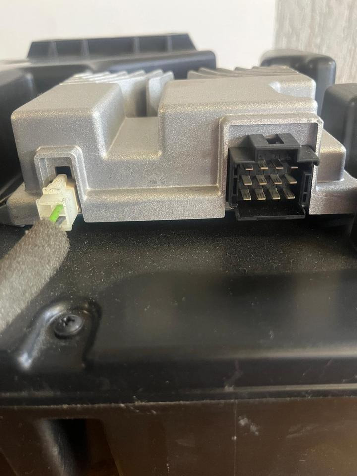 Mercedes Actros MP4 Subwoofer Soundsystem Bass A0018206202 - لوحة العدادات - شاحنة: صورة 4 Mercedes Actros MP4 Subwoofer Soundsystem Bass A0018206202 - لوحة العدادات - شاحنة: صورة 4