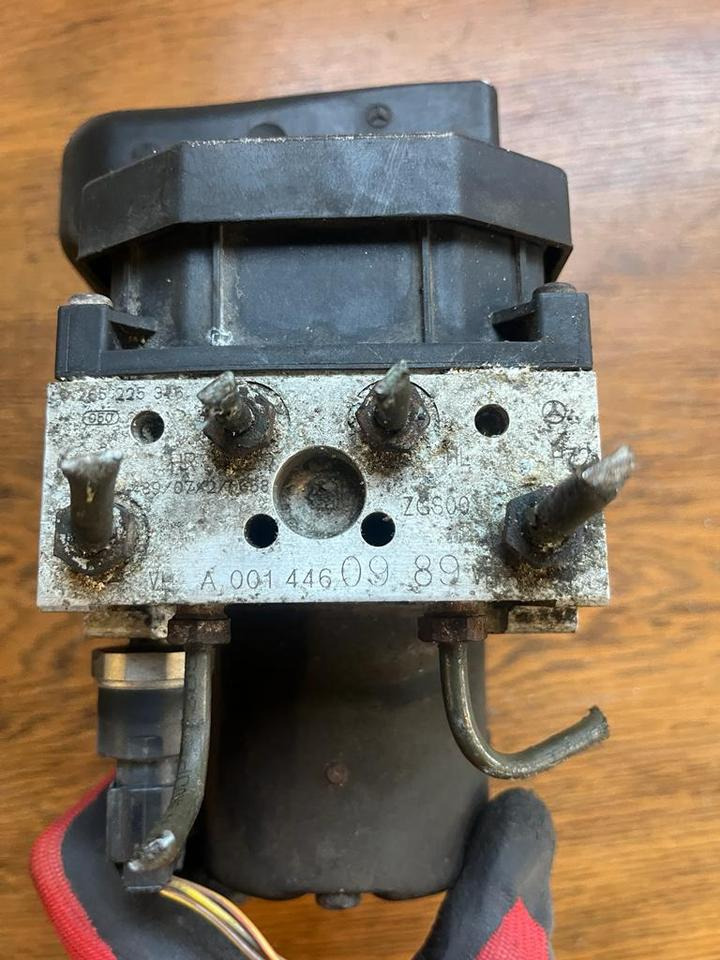 Mercedes Vito Hydraulikblock ABS Pumpe A0014460989 - أجهزة هيدروليكية - شاحنة: صورة 2 Mercedes Vito Hydraulikblock ABS Pumpe A0014460989 - أجهزة هيدروليكية - شاحنة: صورة 2