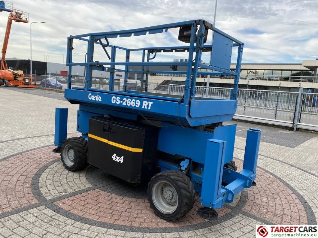 Genie GS-2669RT Diesel 4x4 Scissor Work Lift 1000cm - مرفاع مقصي: صورة 2 Genie GS-2669RT Diesel 4x4 Scissor Work Lift 1000cm - مرفاع مقصي: صورة 2
