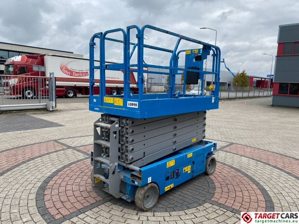 Genie GS-4047 Electric Scissor Work Lift 1389cm  - مرفاع مقصي: صورة 3 Genie GS-4047 Electric Scissor Work Lift 1389cm  - مرفاع مقصي: صورة 3