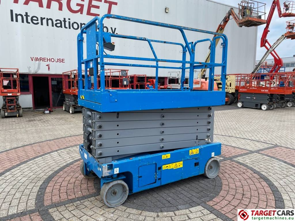 Genie GS-4047 Electric Scissor Work Lift 1389cm  - مرفاع مقصي: صورة 1 Genie GS-4047 Electric Scissor Work Lift 1389cm  - مرفاع مقصي: صورة 1