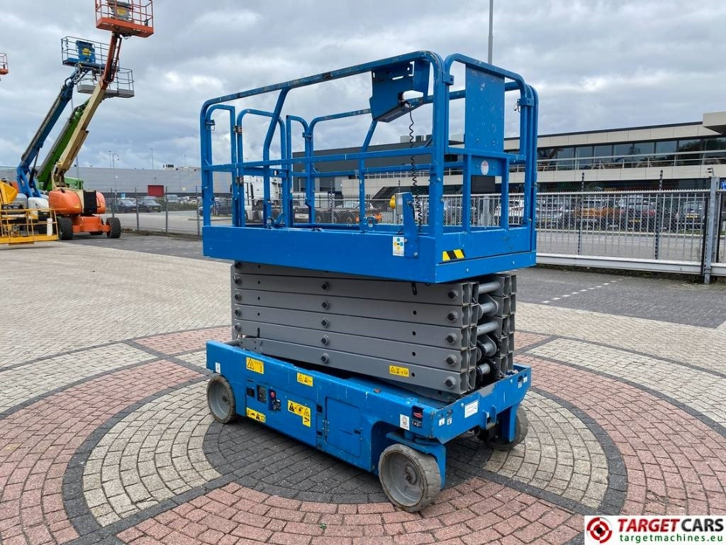 Genie GS-4047 Electric Scissor Work Lift 1389cm  - مرفاع مقصي: صورة 2 Genie GS-4047 Electric Scissor Work Lift 1389cm  - مرفاع مقصي: صورة 2