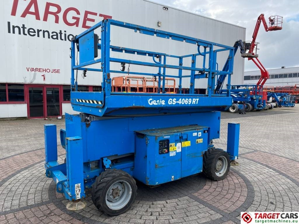 Genie GS-4069 RT LPG 4x4 Scissor Work Lift 1412cm - مرفاع مقصي: صورة 1 Genie GS-4069 RT LPG 4x4 Scissor Work Lift 1412cm - مرفاع مقصي: صورة 1