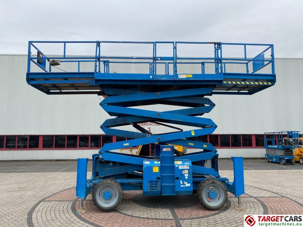 Genie GS-4390RT Diesel 4x4 Scissor Work Lift 1511cm - مرفاع مقصي: صورة 5 Genie GS-4390RT Diesel 4x4 Scissor Work Lift 1511cm - مرفاع مقصي: صورة 5