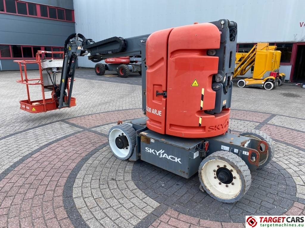 SkyJack SJ30 ARJE Articulated Electric Boom Work Lift 11M - مرفاع مفصلي: صورة 4 SkyJack SJ30 ARJE Articulated Electric Boom Work Lift 11M - مرفاع مفصلي: صورة 4