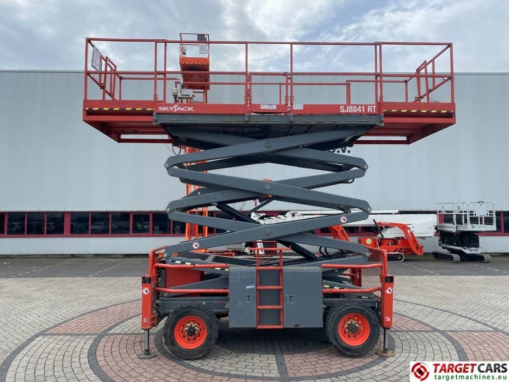 SkyJack SJ8841RT Diesel 4x4 Scissor Work Lift 1430cm - مرفاع مقصي: صورة 5 SkyJack SJ8841RT Diesel 4x4 Scissor Work Lift 1430cm - مرفاع مقصي: صورة 5