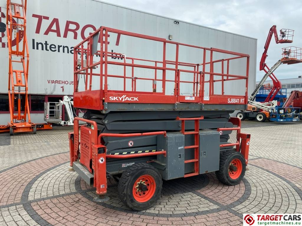 SkyJack SJ8841RT Diesel 4x4 Scissor Work Lift 1430cm - مرفاع مقصي: صورة 1 SkyJack SJ8841RT Diesel 4x4 Scissor Work Lift 1430cm - مرفاع مقصي: صورة 1