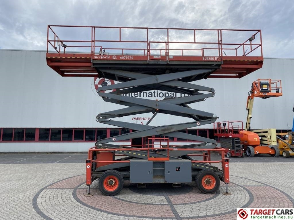 SkyJack SJ9250 RT Diesel 4x4 Scissor Work Lift 1720cm - مرفاع مقصي: صورة 5 SkyJack SJ9250 RT Diesel 4x4 Scissor Work Lift 1720cm - مرفاع مقصي: صورة 5
