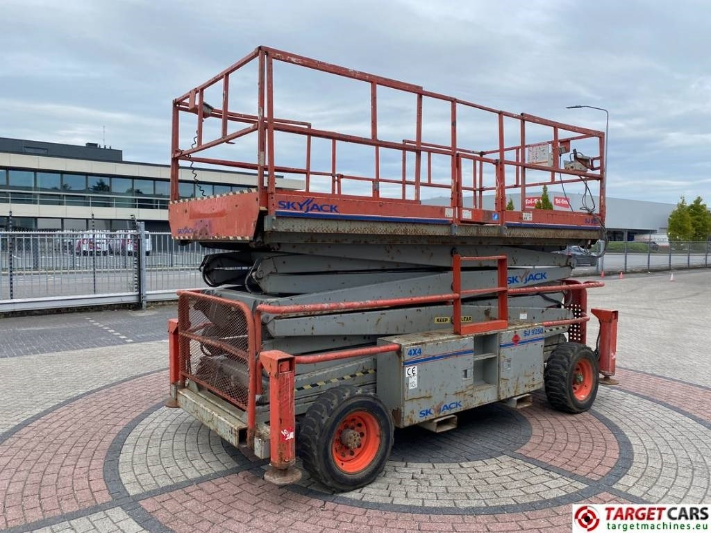 SkyJack SJ9250 RT Diesel Scissor Work Lift 1720cm - مرفاع مقصي: صورة 3 SkyJack SJ9250 RT Diesel Scissor Work Lift 1720cm - مرفاع مقصي: صورة 3