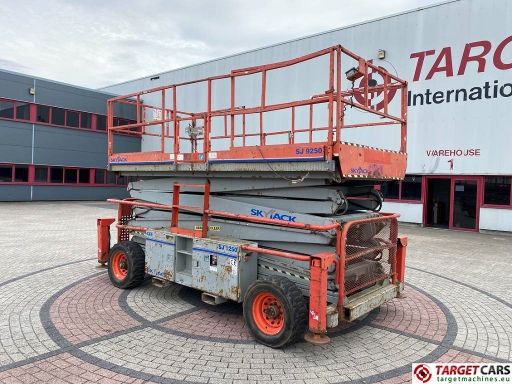 SkyJack SJ9250 RT Diesel Scissor Work Lift 1720cm - مرفاع مقصي: صورة 4 SkyJack SJ9250 RT Diesel Scissor Work Lift 1720cm - مرفاع مقصي: صورة 4