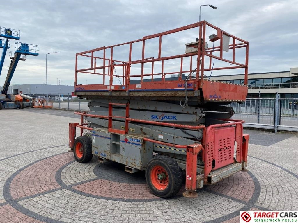 SkyJack SJ9250 RT Diesel Scissor Work Lift 1720cm - مرفاع مقصي: صورة 2 SkyJack SJ9250 RT Diesel Scissor Work Lift 1720cm - مرفاع مقصي: صورة 2