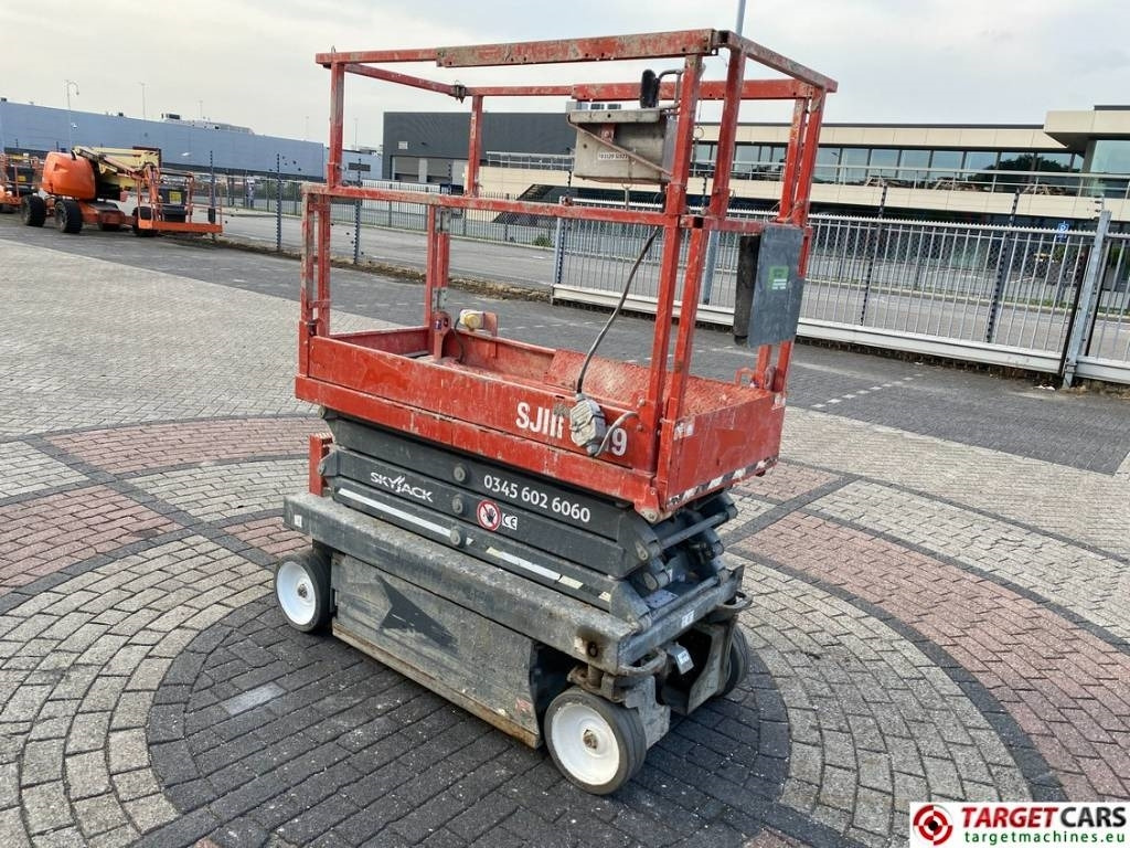 SkyJack SJIII-3219 Electric 3219 Scissor Work Lift 780cm - مرفاع مقصي: صورة 2 SkyJack SJIII-3219 Electric 3219 Scissor Work Lift 780cm - مرفاع مقصي: صورة 2