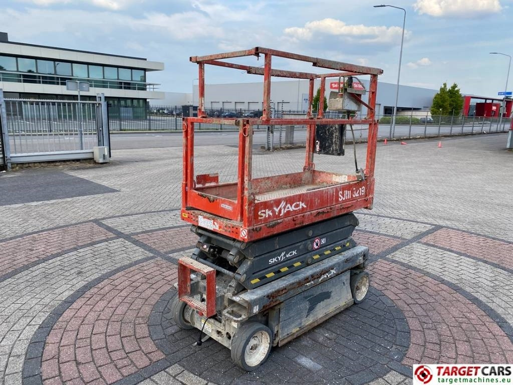 SkyJack SJIII-3219 Electric 3219 Scissor Work Lift 780cm - مرفاع مقصي: صورة 3 SkyJack SJIII-3219 Electric 3219 Scissor Work Lift 780cm - مرفاع مقصي: صورة 3