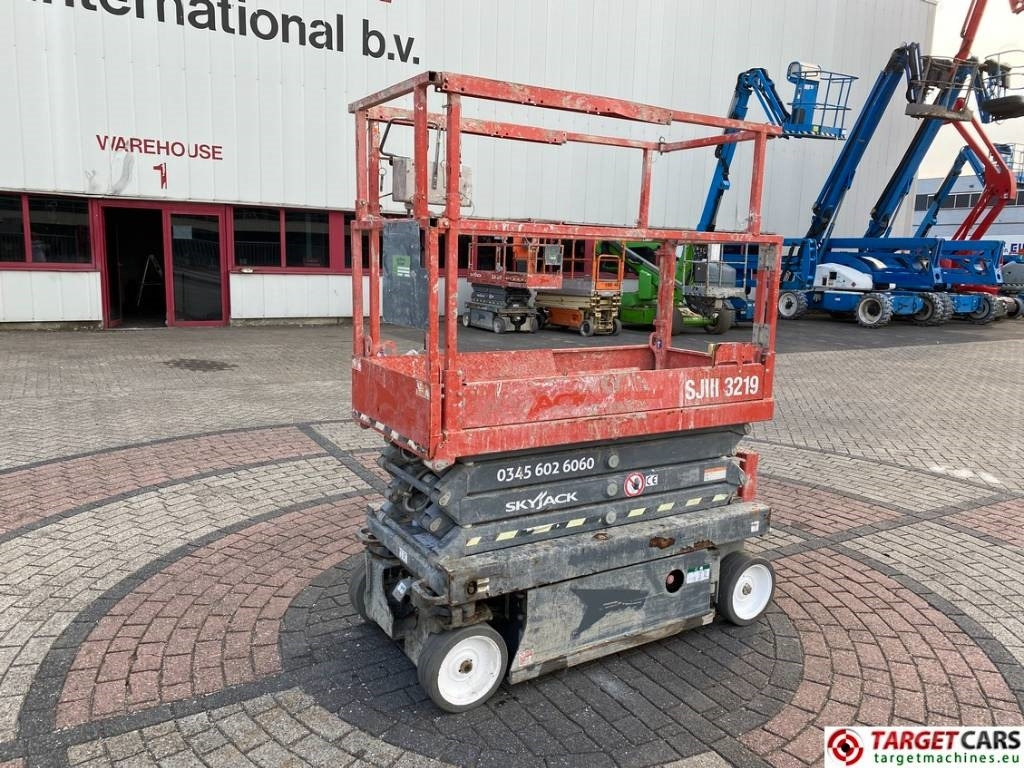 SkyJack SJIII-3219 Electric 3219 Scissor Work Lift 780cm - مرفاع مقصي: صورة 1 SkyJack SJIII-3219 Electric 3219 Scissor Work Lift 780cm - مرفاع مقصي: صورة 1