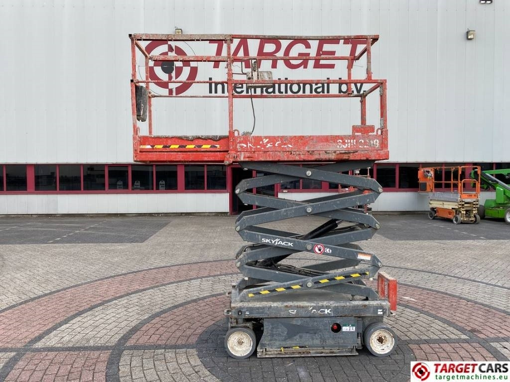 SkyJack SJIII-3219 Electric 3219 Scissor Work Lift 780cm - مرفاع مقصي: صورة 5 SkyJack SJIII-3219 Electric 3219 Scissor Work Lift 780cm - مرفاع مقصي: صورة 5