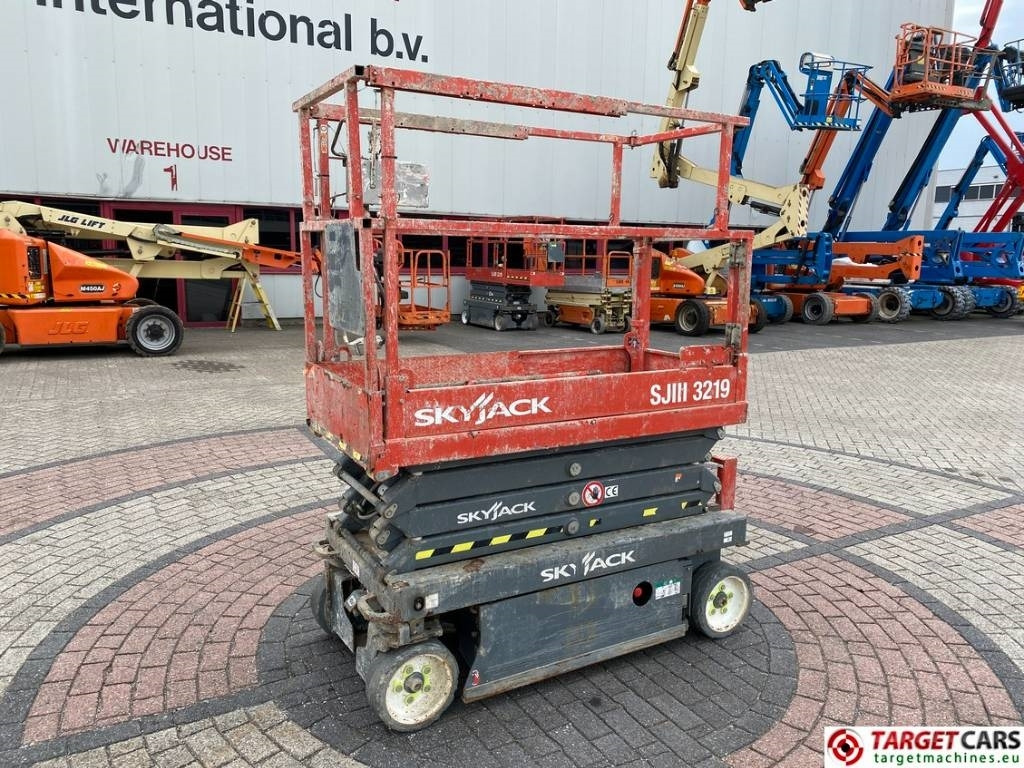 SkyJack SJIII-3219 Electric Scissor Work Lift 780cm - مرفاع مقصي: صورة 1 SkyJack SJIII-3219 Electric Scissor Work Lift 780cm - مرفاع مقصي: صورة 1