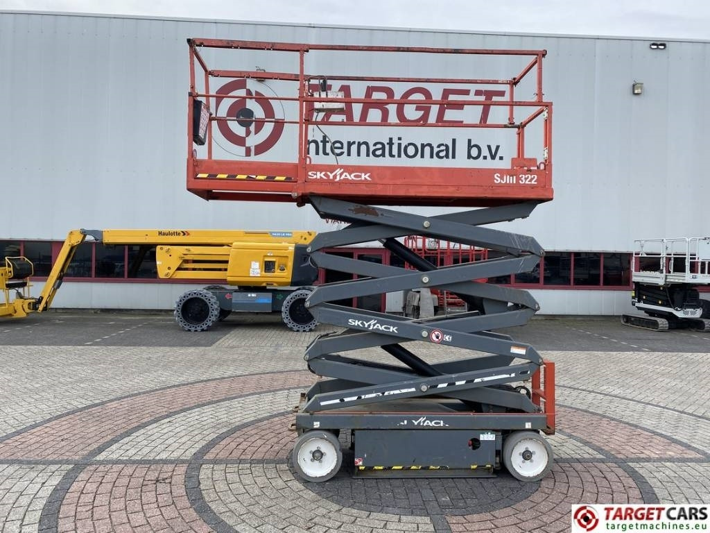 SkyJack SJIII-3226 Electric 3226 Scissor Work Lift 990cm - مرفاع مقصي: صورة 5 SkyJack SJIII-3226 Electric 3226 Scissor Work Lift 990cm - مرفاع مقصي: صورة 5