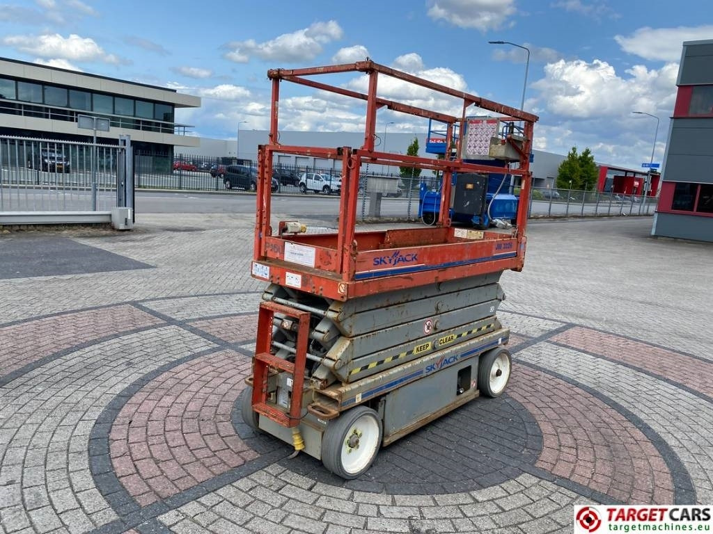 SkyJack SJIII-3226 Electric 3226 Scissor Work Lift 990cm - مرفاع مقصي: صورة 3 SkyJack SJIII-3226 Electric 3226 Scissor Work Lift 990cm - مرفاع مقصي: صورة 3