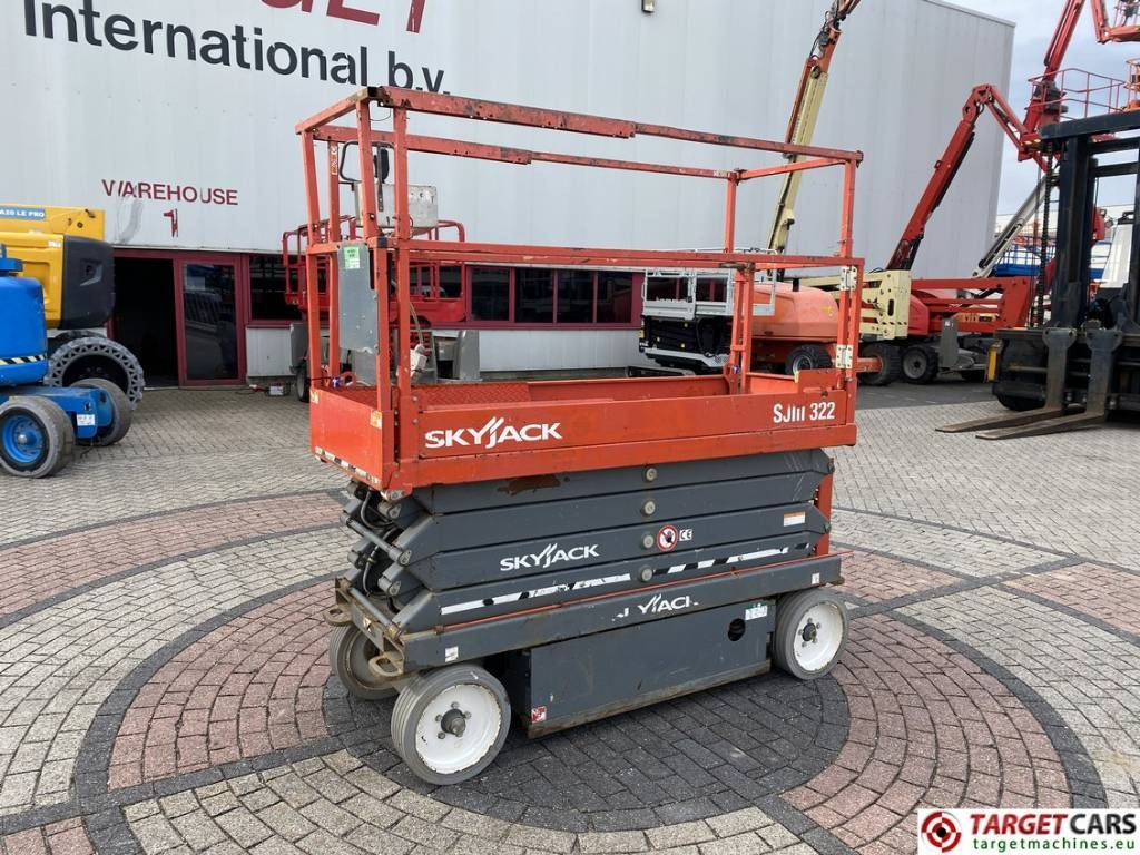 SkyJack SJIII-3226 Electric 3226 Scissor Work Lift 990cm - مرفاع مقصي: صورة 1 SkyJack SJIII-3226 Electric 3226 Scissor Work Lift 990cm - مرفاع مقصي: صورة 1