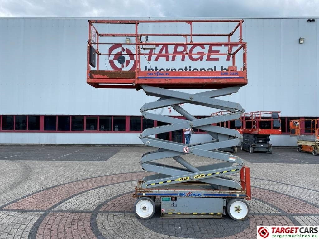 SkyJack SJIII-3226 Electric 3226 Scissor Work Lift 990cm - مرفاع مقصي: صورة 5 SkyJack SJIII-3226 Electric 3226 Scissor Work Lift 990cm - مرفاع مقصي: صورة 5