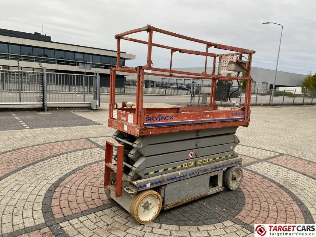 SkyJack SJIII-3226 Electric Scissor Work Lift 990cm - مرفاع مقصي: صورة 3 SkyJack SJIII-3226 Electric Scissor Work Lift 990cm - مرفاع مقصي: صورة 3