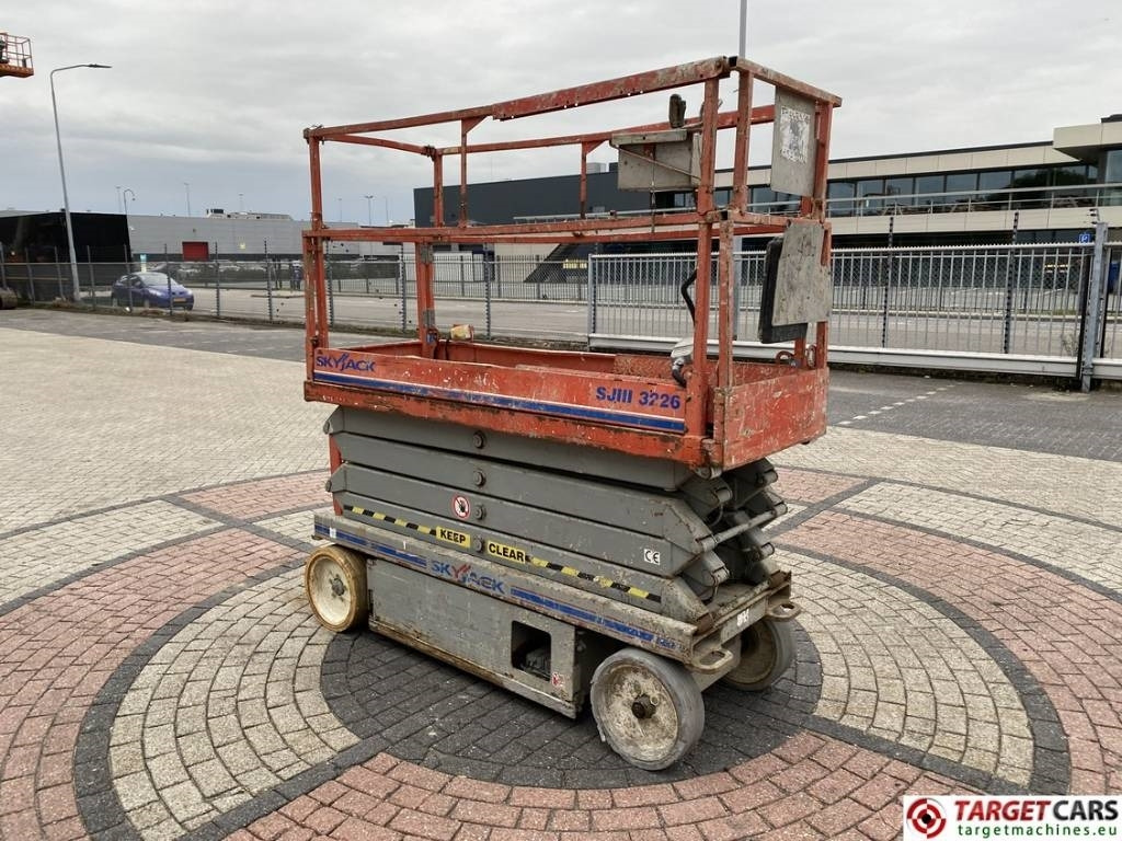 SkyJack SJIII-3226 Electric Scissor Work Lift 990cm - مرفاع مقصي: صورة 2 SkyJack SJIII-3226 Electric Scissor Work Lift 990cm - مرفاع مقصي: صورة 2