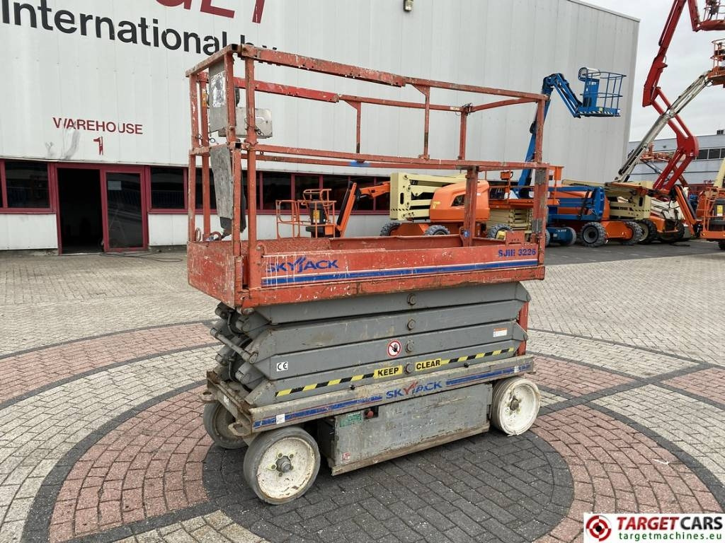 SkyJack SJIII-3226 Electric Scissor Work Lift 990cm - مرفاع مقصي: صورة 1 SkyJack SJIII-3226 Electric Scissor Work Lift 990cm - مرفاع مقصي: صورة 1