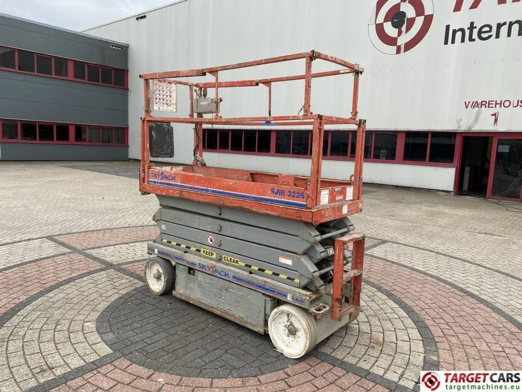 SkyJack SJIII-3226 Electric Scissor Work Lift 990cm - مرفاع مقصي: صورة 4 SkyJack SJIII-3226 Electric Scissor Work Lift 990cm - مرفاع مقصي: صورة 4
