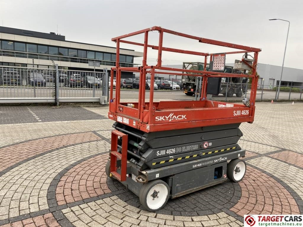 SkyJack SJIII-4626 Electric 4626 Scissor Work Lift 990cm - مرفاع مقصي: صورة 3 SkyJack SJIII-4626 Electric 4626 Scissor Work Lift 990cm - مرفاع مقصي: صورة 3