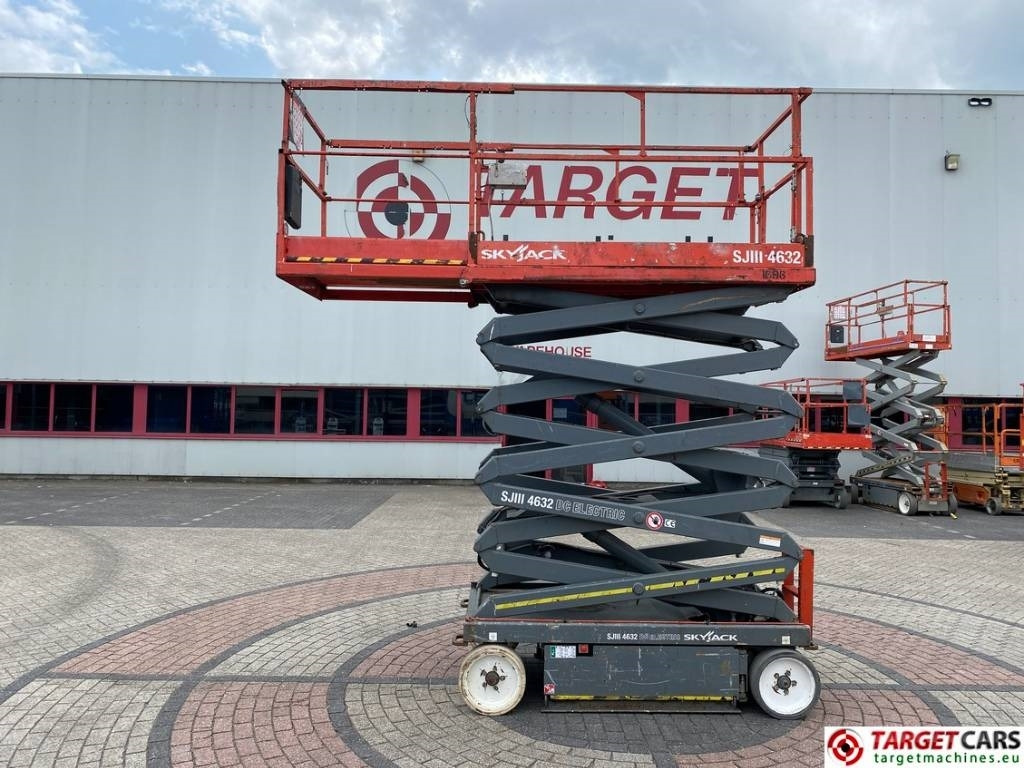 SkyJack SJIII-4632 Electric 4632 Scissor Work Lift 1170cm - مرفاع مقصي: صورة 5 SkyJack SJIII-4632 Electric 4632 Scissor Work Lift 1170cm - مرفاع مقصي: صورة 5