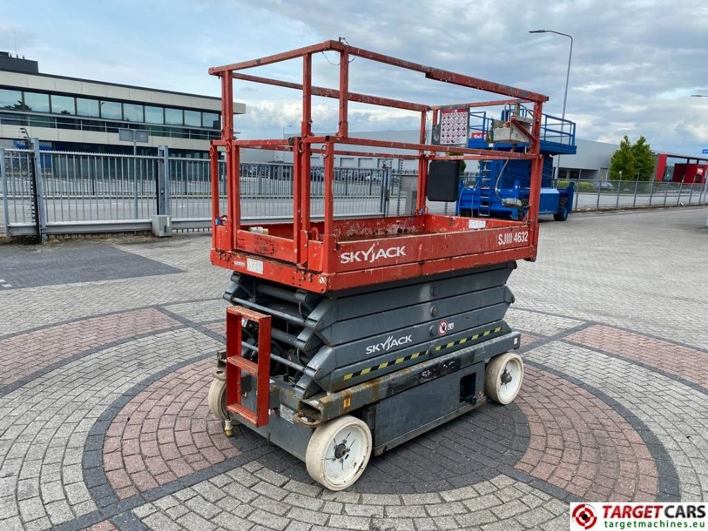 SkyJack SJIII-4632 Electric 4632 Scissor Work Lift 1170cm - مرفاع مقصي: صورة 3 SkyJack SJIII-4632 Electric 4632 Scissor Work Lift 1170cm - مرفاع مقصي: صورة 3