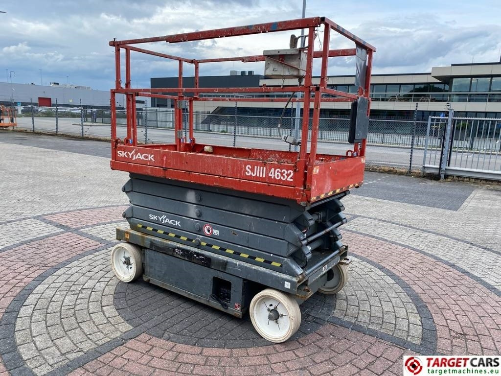 SkyJack SJIII-4632 Electric 4632 Scissor Work Lift 1170cm - مرفاع مقصي: صورة 2 SkyJack SJIII-4632 Electric 4632 Scissor Work Lift 1170cm - مرفاع مقصي: صورة 2