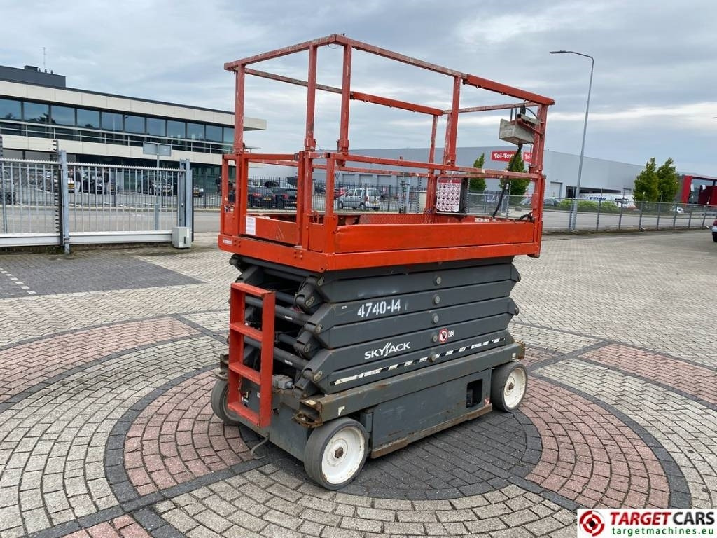 SkyJack SJIII-4740 Electric Scissor Work Lift 1380cm - مرفاع مقصي: صورة 3 SkyJack SJIII-4740 Electric Scissor Work Lift 1380cm - مرفاع مقصي: صورة 3