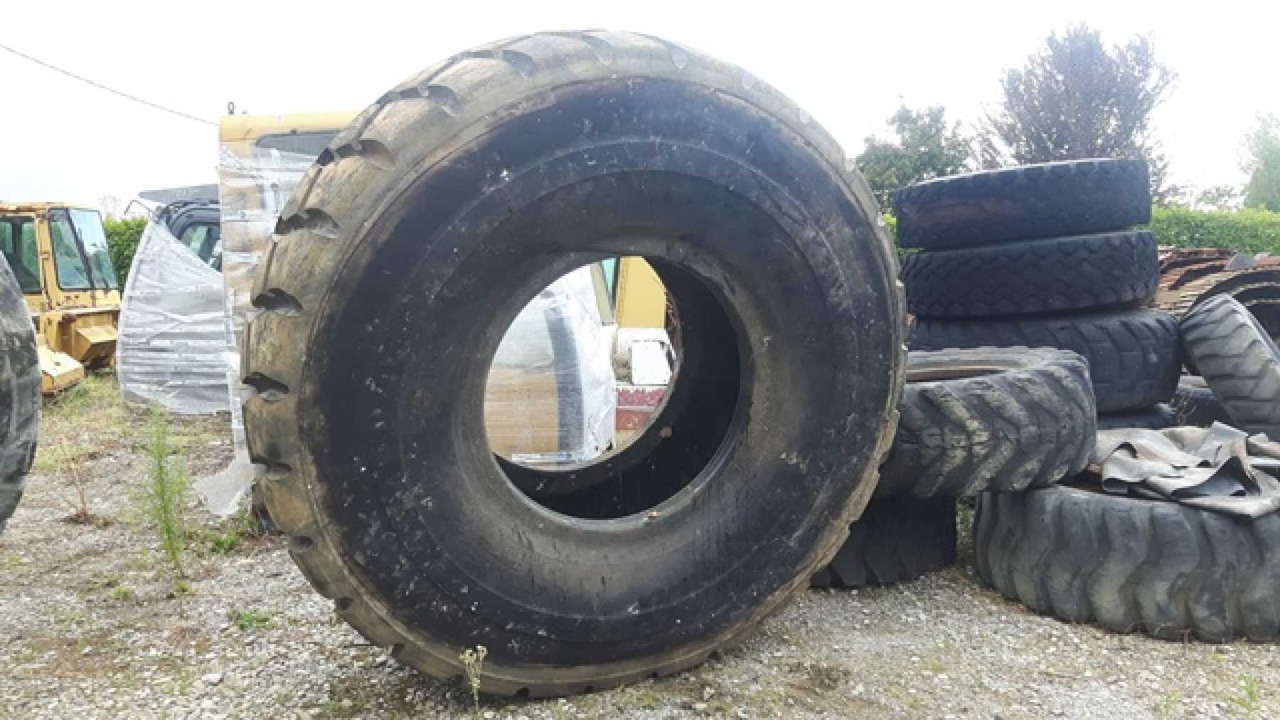 BRIDGESTONE 29/5R35 Pneumatici 29.5R35 in buone condizioni - إطارات - آلات الإنشاء: صورة 3 BRIDGESTONE 29/5R35 Pneumatici 29.5R35 in buone condizioni - إطارات - آلات الإنشاء: صورة 3