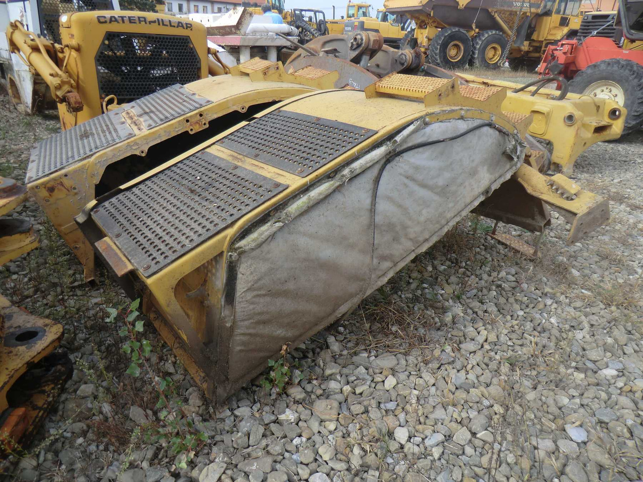 Caterpillar 735 Parafango anteriore destro e sinistro. - رفرف - آلات الإنشاء: صورة 3 Caterpillar 735 Parafango anteriore destro e sinistro. - رفرف - آلات الإنشاء: صورة 3