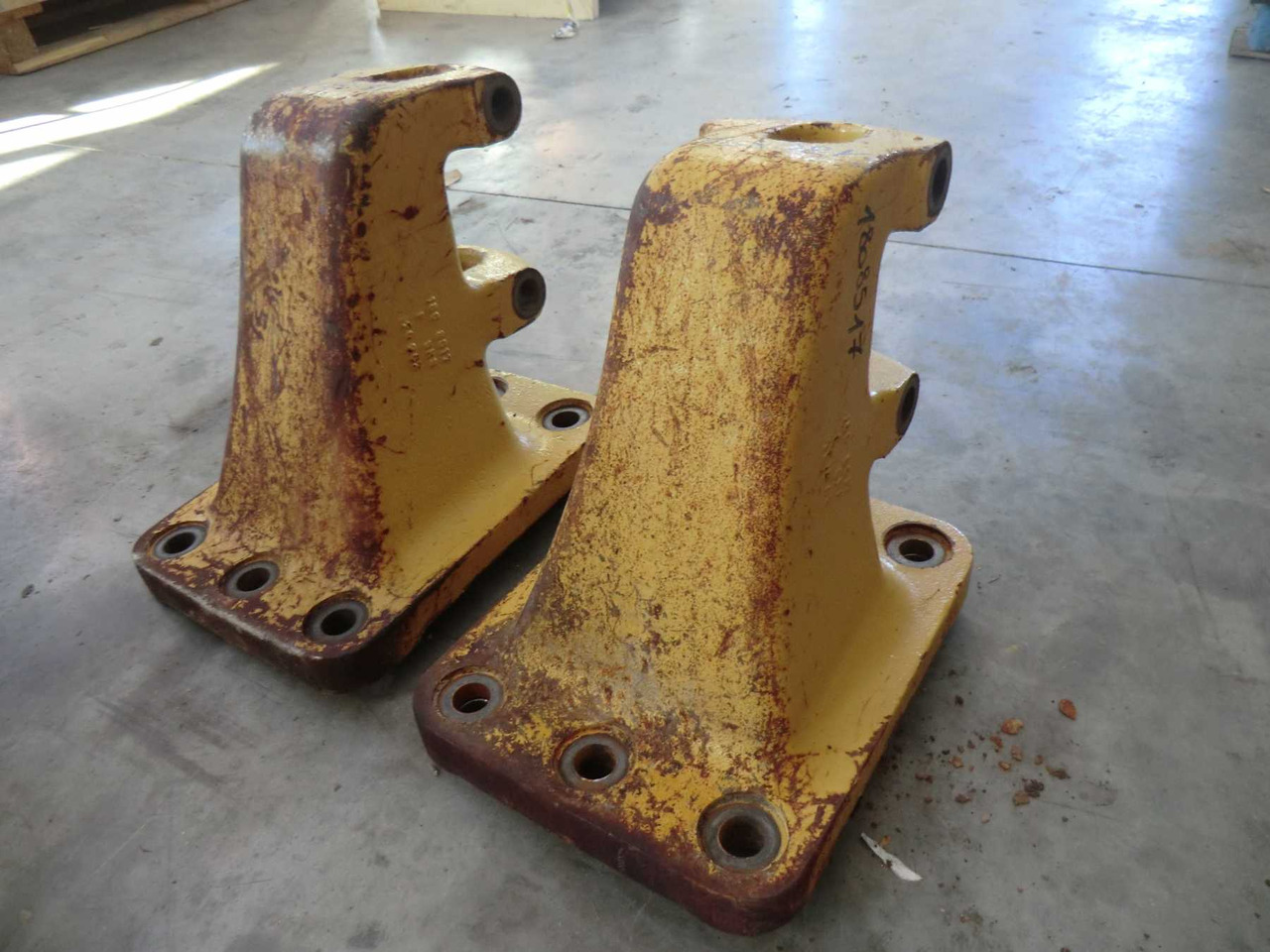 Caterpillar 735 Supporto barra equilibratrice centrale e posteriore - هيكل السيارة الخارجية - آلات الإنشاء: صورة 3 Caterpillar 735 Supporto barra equilibratrice centrale e posteriore - هيكل السيارة الخارجية - آلات الإنشاء: صورة 3