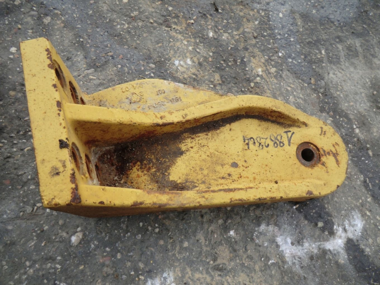 Caterpillar 735 Supporto inferiore sinistro barra equilibratrice anteriore - هيكل السيارة الخارجية - آلات الإنشاء: صورة 1 Caterpillar 735 Supporto inferiore sinistro barra equilibratrice anteriore - هيكل السيارة الخارجية - آلات الإنشاء: صورة 1