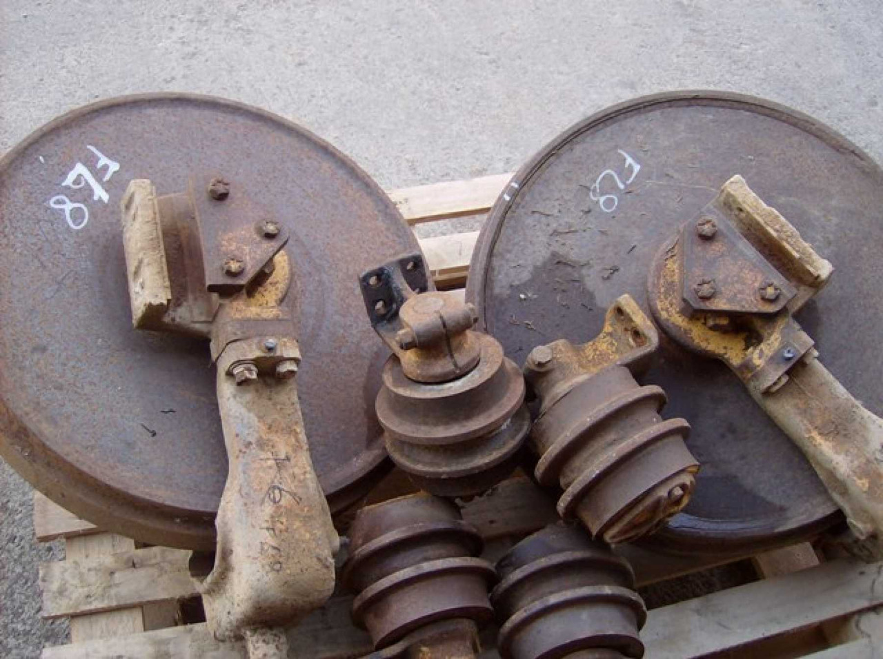 FIAT ALLIS FL8 2 RULLI SUPERIORI - بكرة الجنزير - آلات الإنشاء: صورة 2 FIAT ALLIS FL8 2 RULLI SUPERIORI - بكرة الجنزير - آلات الإنشاء: صورة 2