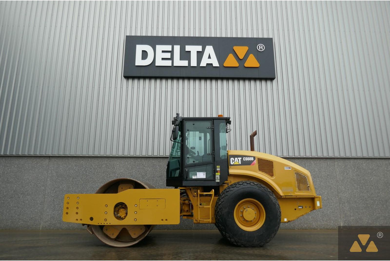 مدحلة Caterpillar CS68B: صورة 1