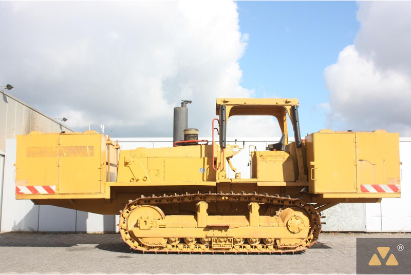 Caterpillar D6E Fuel tanker - شاحنة صهريج: صورة 1 Caterpillar D6E Fuel tanker - شاحنة صهريج: صورة 1