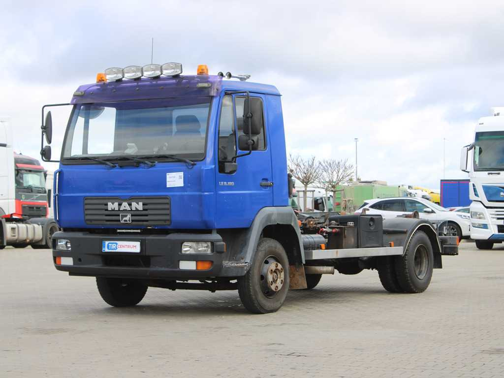 MAN LE 8.180, EURO 3, BEACONS, CONTAINER HOOK CARRIER - شاحنة برافعة خطافية: صورة 1 MAN LE 8.180, EURO 3, BEACONS, CONTAINER HOOK CARRIER - شاحنة برافعة خطافية: صورة 1