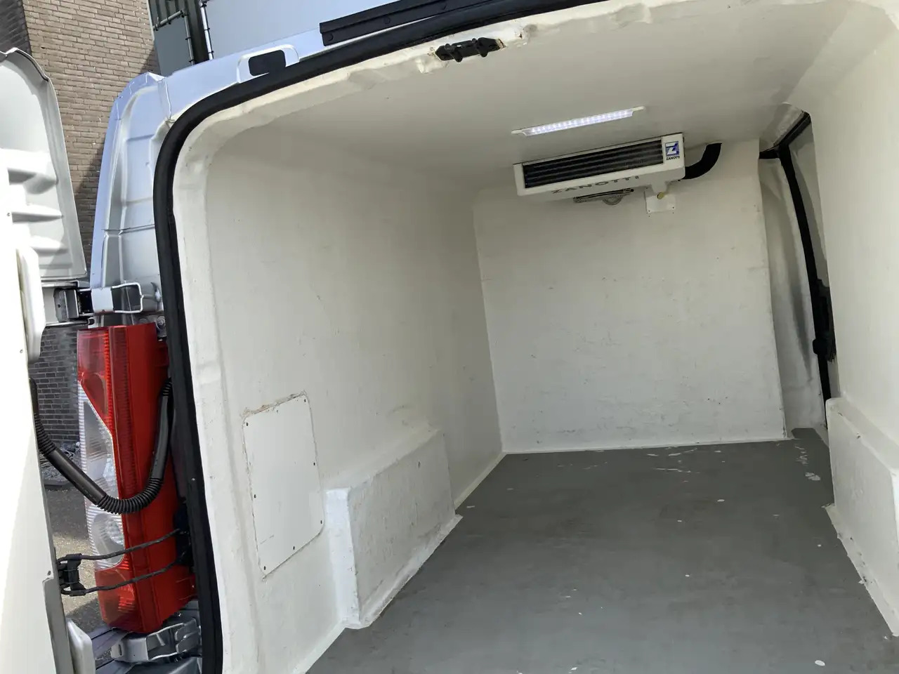 Citroen Jumpy 2.0 HDI L2H1 Koelauto werkt 100% Dag & Nacht Airco - شاحنة توصيل مبردة: صورة 5 Citroen Jumpy 2.0 HDI L2H1 Koelauto werkt 100% Dag & Nacht Airco - شاحنة توصيل مبردة: صورة 5