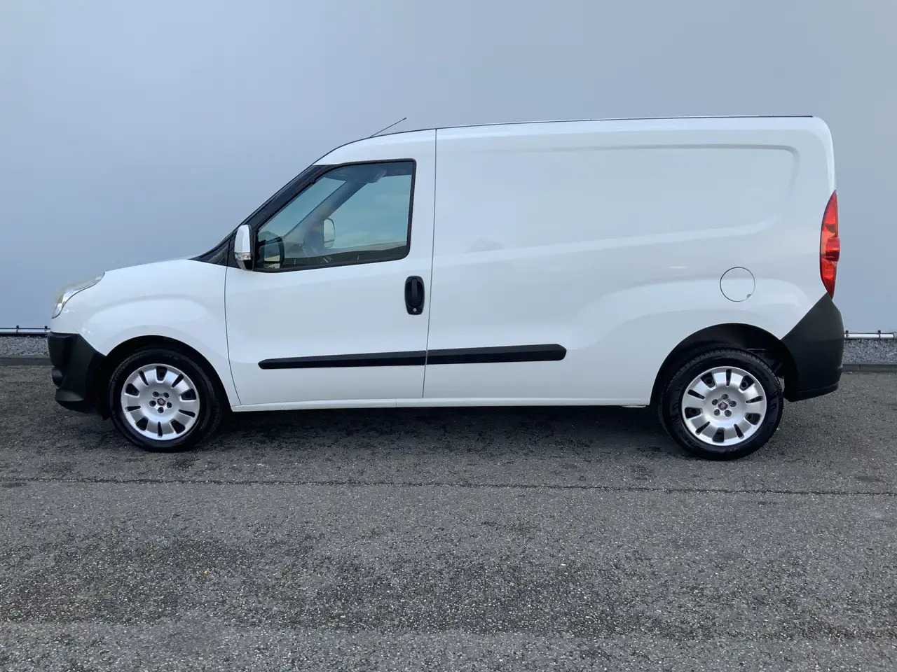 Fiat Doblo Cargo 1.6 MultiJet SX Maxi Airco Trekhaak 1300 kg - فان المدمجة: صورة 3 Fiat Doblo Cargo 1.6 MultiJet SX Maxi Airco Trekhaak 1300 kg - فان المدمجة: صورة 3
