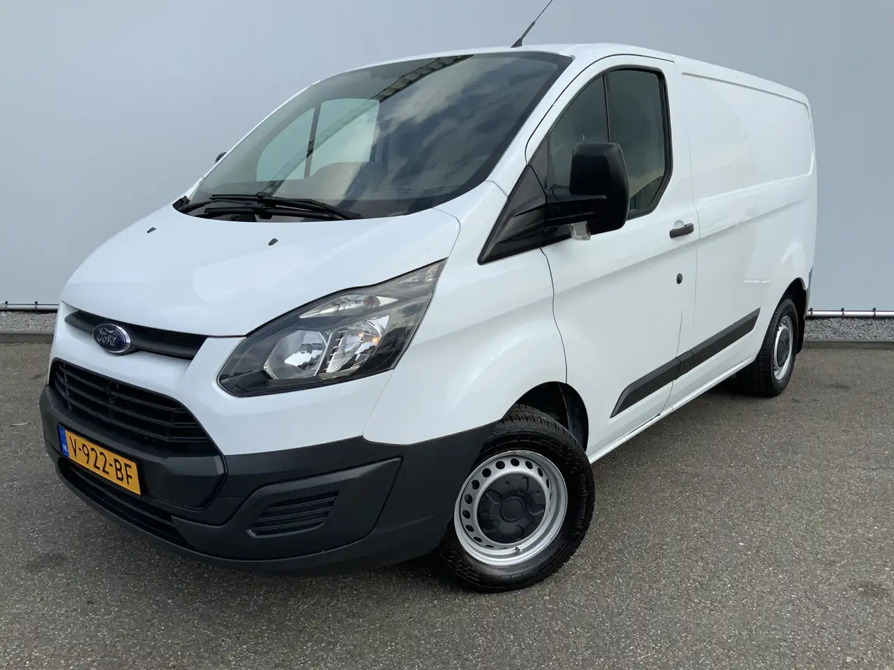 Ford Transit Custom 270 2.2 TDCI L1H1 Economy Edition Airco Cruise 3 Z - فان: صورة 1 Ford Transit Custom 270 2.2 TDCI L1H1 Economy Edition Airco Cruise 3 Z - فان: صورة 1