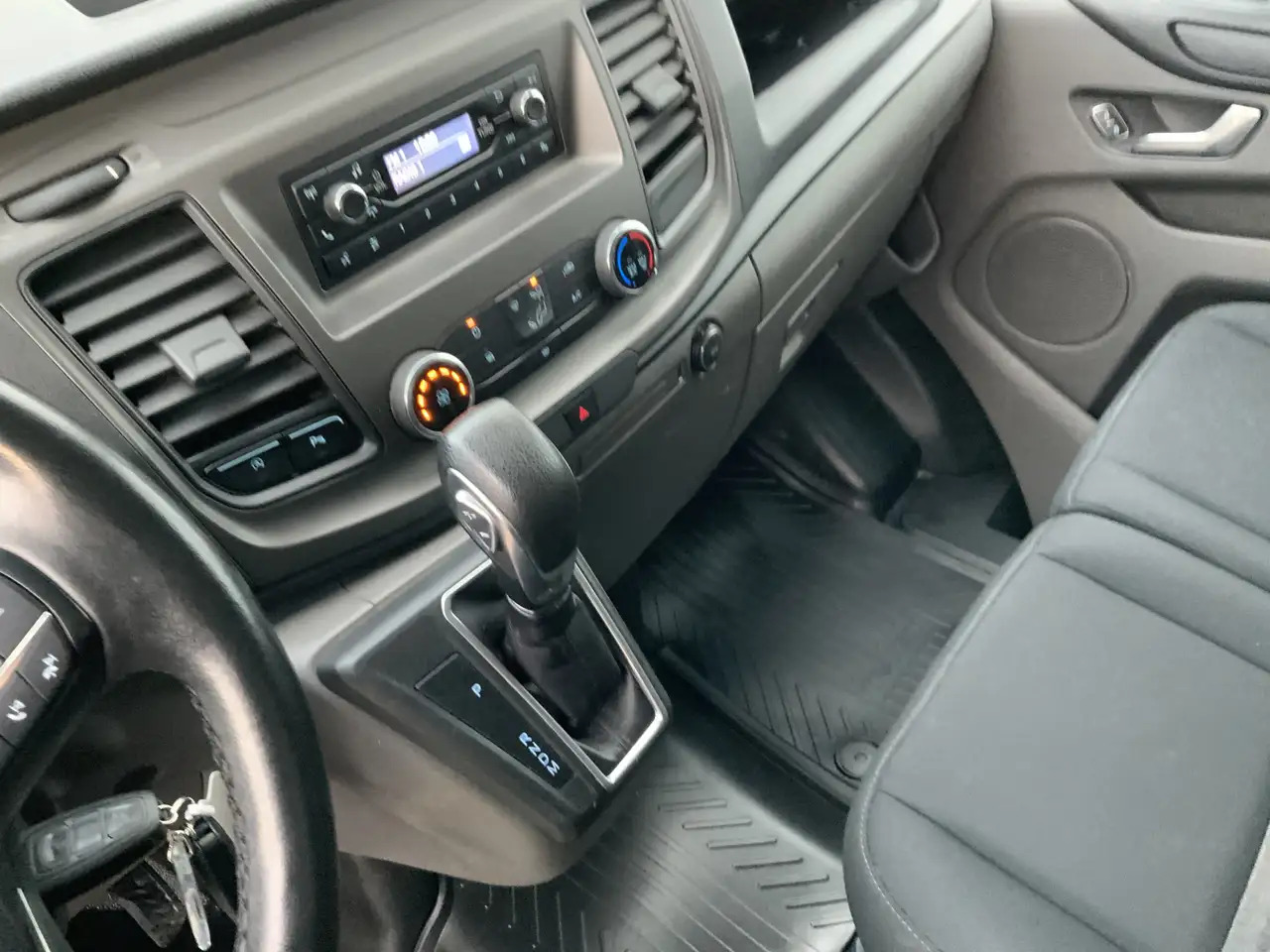 Ford Transit Custom 280 2.0 TDCI L1H1 Automaat Dub Schuifdeur Side Bar - فان: صورة 5 Ford Transit Custom 280 2.0 TDCI L1H1 Automaat Dub Schuifdeur Side Bar - فان: صورة 5