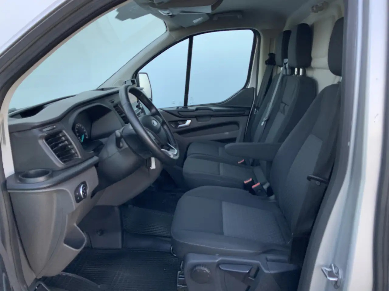 Ford Transit Custom 300 2.0 TDCI L1H1 Limited Airco Cruise Camera 3 Zi - فان: صورة 4 Ford Transit Custom 300 2.0 TDCI L1H1 Limited Airco Cruise Camera 3 Zi - فان: صورة 4