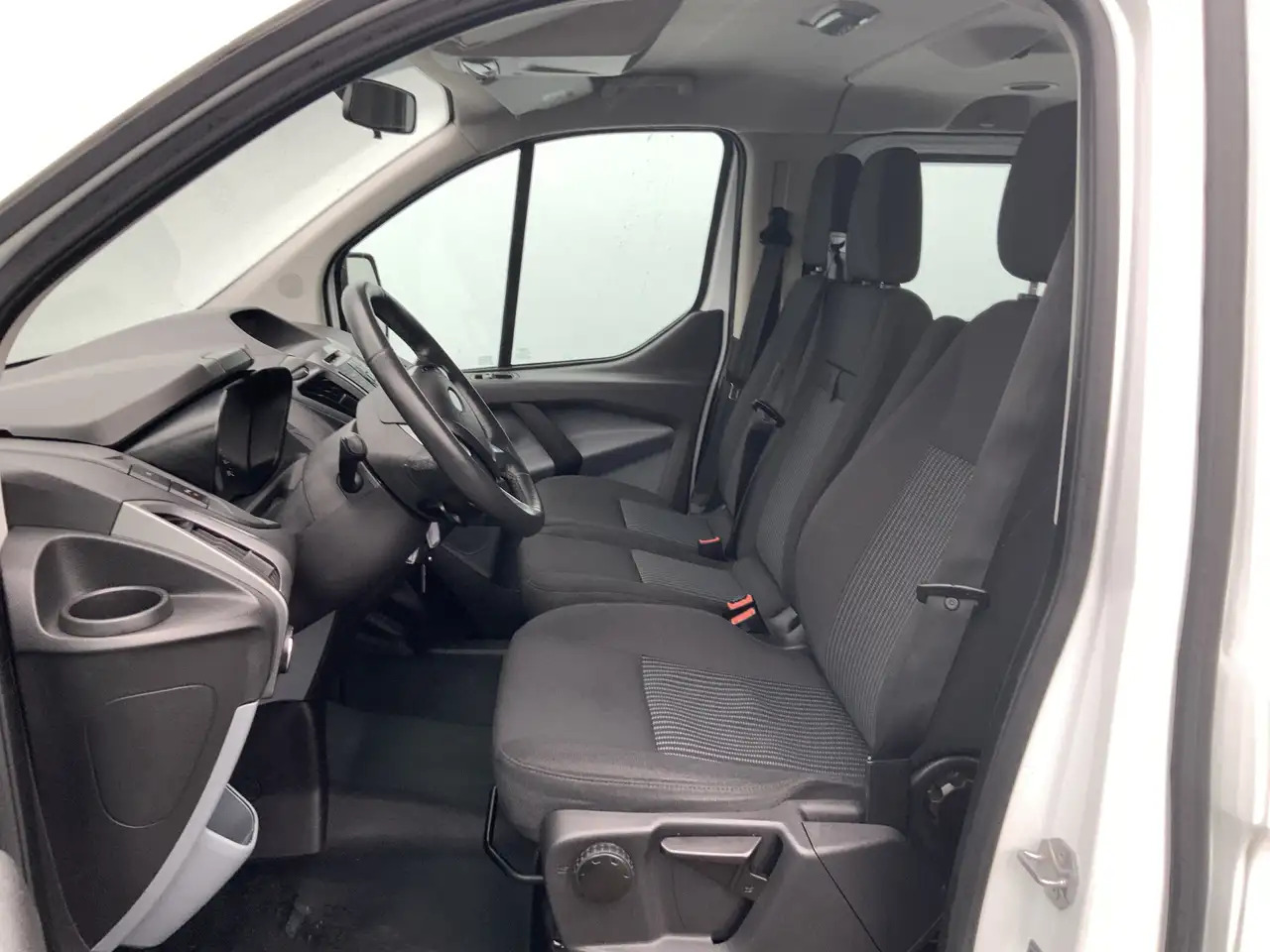 Ford Transit Custom 300 2.2 TDCI L2H1 (11000,- ex btw /ex bpm)Trend - ميكروباص: صورة 4 Ford Transit Custom 300 2.2 TDCI L2H1 (11000,- ex btw /ex bpm)Trend - ميكروباص: صورة 4