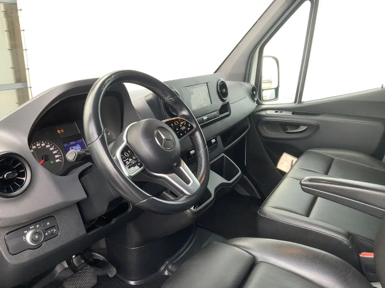 Mercedes-Benz Sprinter 314 2.2 CDI L2H1 Automaat Airco navi 3 zits Leer T - فان: صورة 4 Mercedes-Benz Sprinter 314 2.2 CDI L2H1 Automaat Airco navi 3 zits Leer T - فان: صورة 4