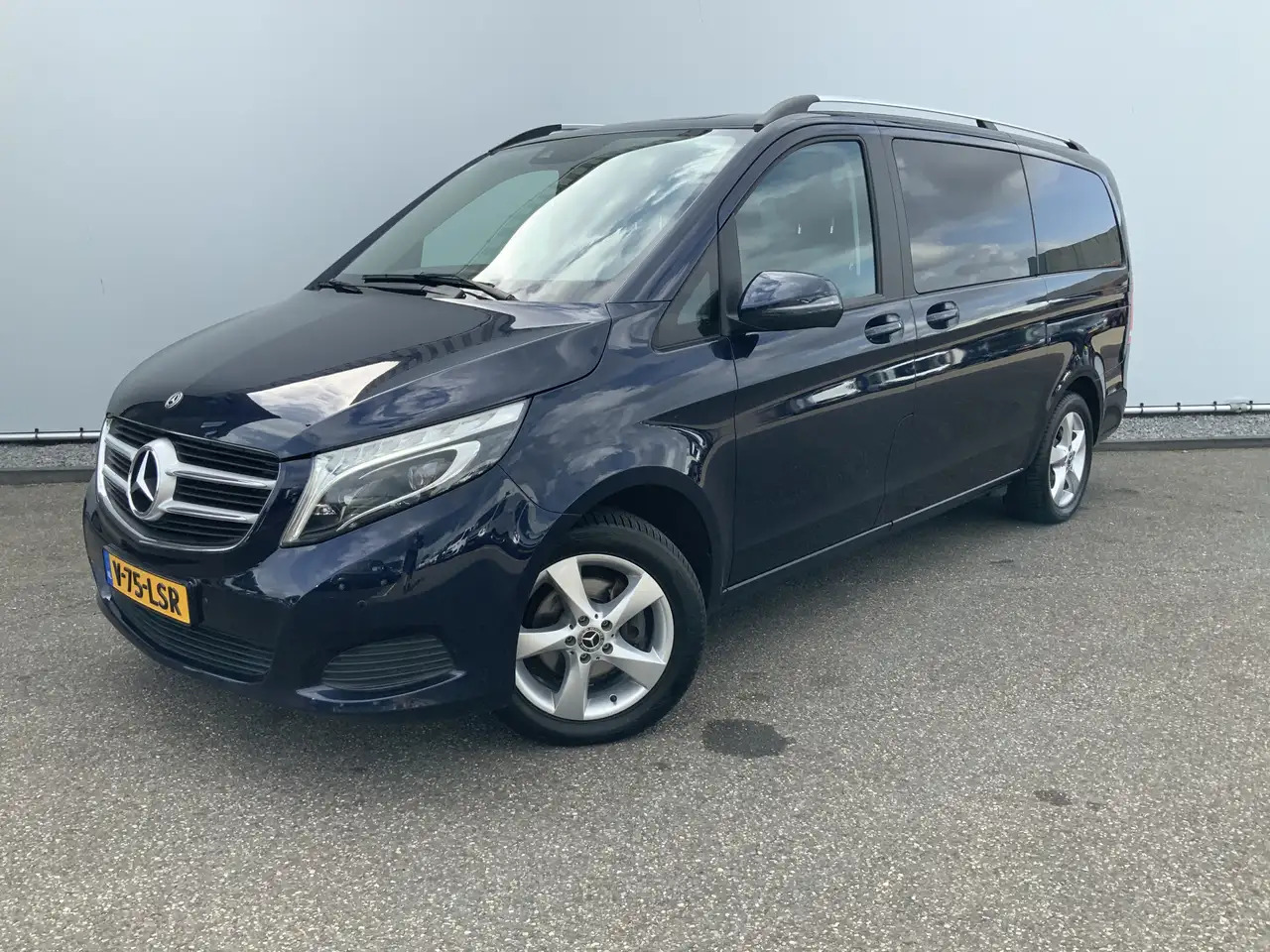 Mercedes-Benz V 220 220d Lang Automaat Avantgarde Edition Dub Cab Leer - الشاحنات الصغيرة كابينة مزدوجة: صورة 1 Mercedes-Benz V 220 220d Lang Automaat Avantgarde Edition Dub Cab Leer - الشاحنات الصغيرة كابينة مزدوجة: صورة 1